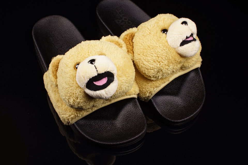 Adilette store teddy slides