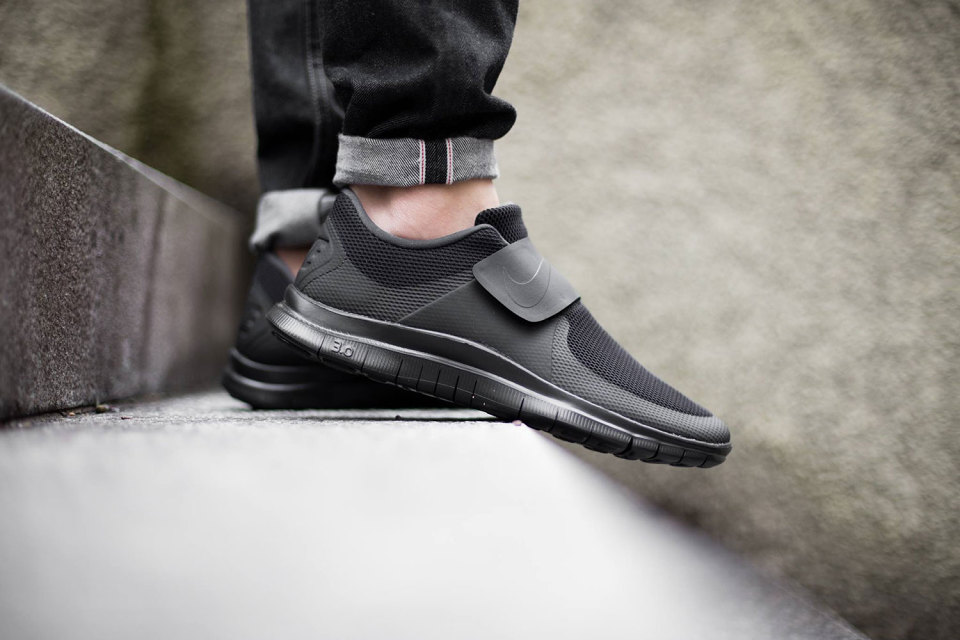 nike-free-socfly-triple-black-1-960x640