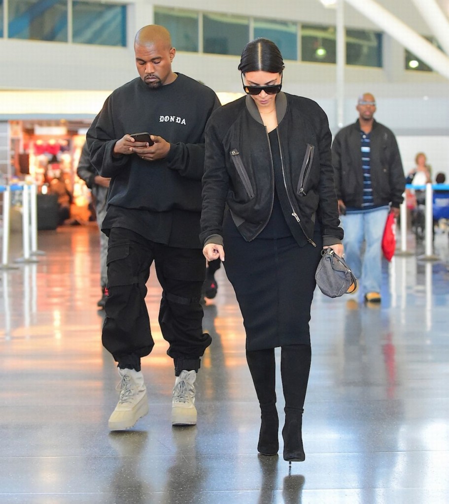 Kim-Kardashian-and-Kayne-West-land-at-JFK-Airport-in-New-York