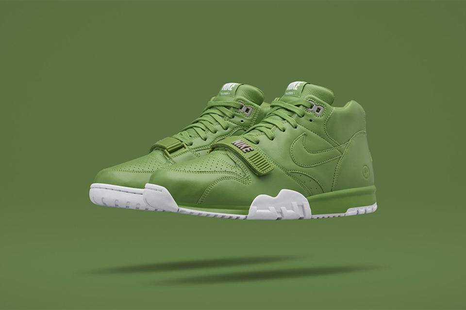 green nike air trainers