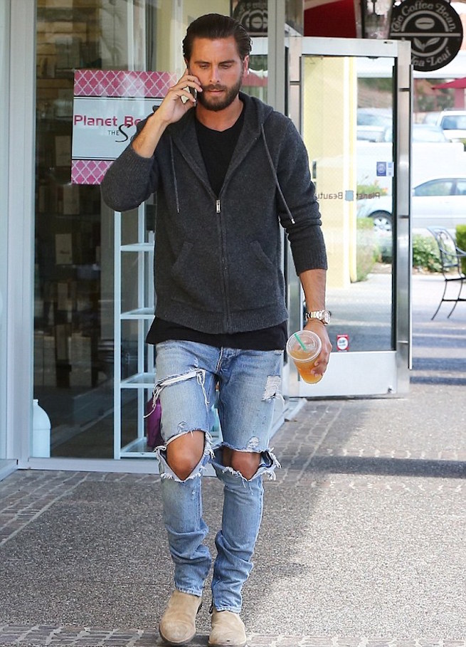 33FED52C00000578-3582130-Hands_full_Disick_held_his_cell_phone_in_one_hand_as_he_chatted_-m-50_1462847814887