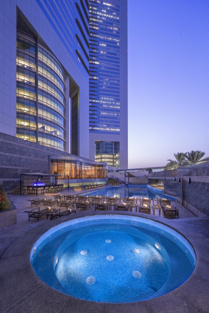 Jumeirah_Emirates_Towers_-_Swimming_Pool_-_Vertical