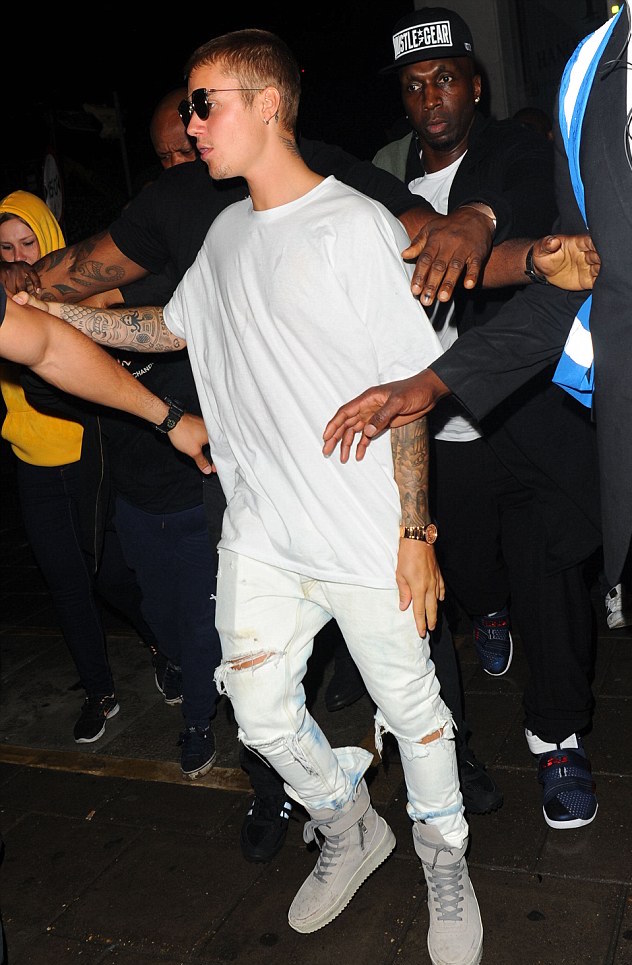 Justin bieber 2024 white shoes