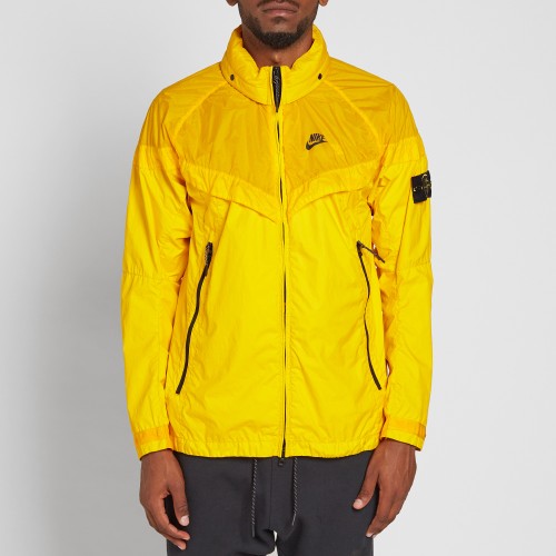 07-09-2016_nikexstoneisland_pkwindrunner_universitygold_black_hh_m1