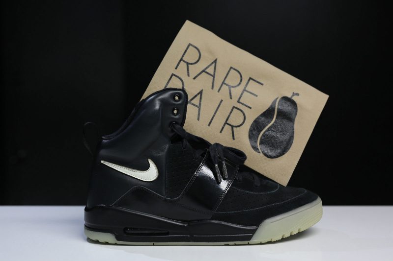 nike-air-yeezy-kanye-west-black-glow-promo-sample-1