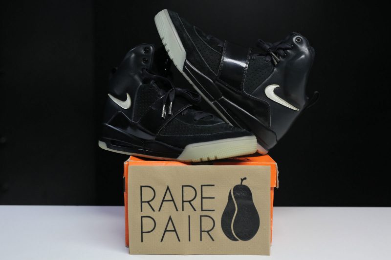 nike-air-yeezy-kanye-west-black-glow-promo-sample-2