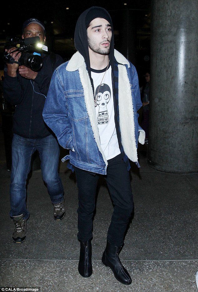 Get The Look Zayn Malik In Denim Shearling Jacket Pause Online Mens Fashion Street Style 