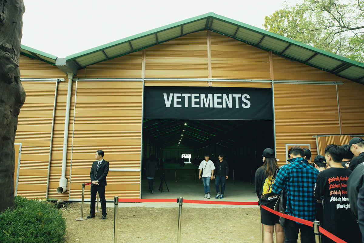 vetements-matchesfashion-seoul-garage-sale-0016