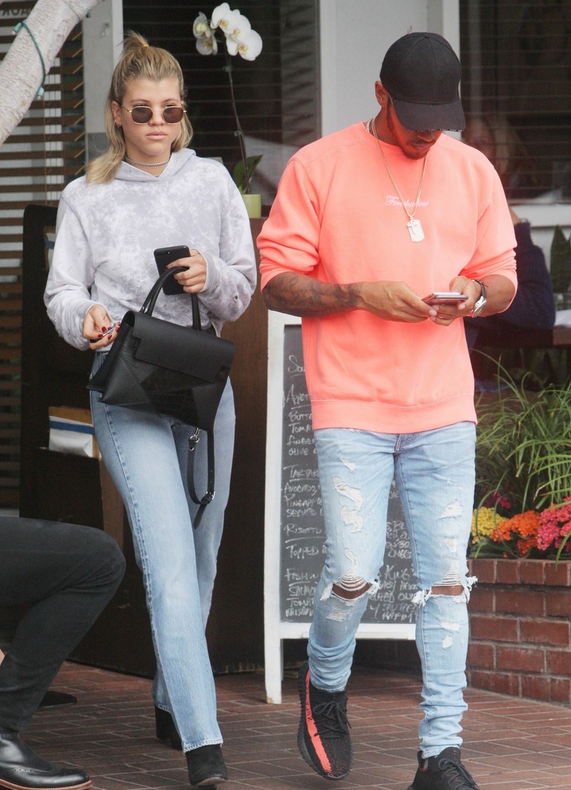 hoesten D.w.z vermoeidheid SPOTTED: Lewis Hamilton In Anti Social Social Club x Dover Street Market  Sweater And Yeezy Boost 350 – PAUSE Online | Men's Fashion, Street Style,  Fashion News & Streetwear