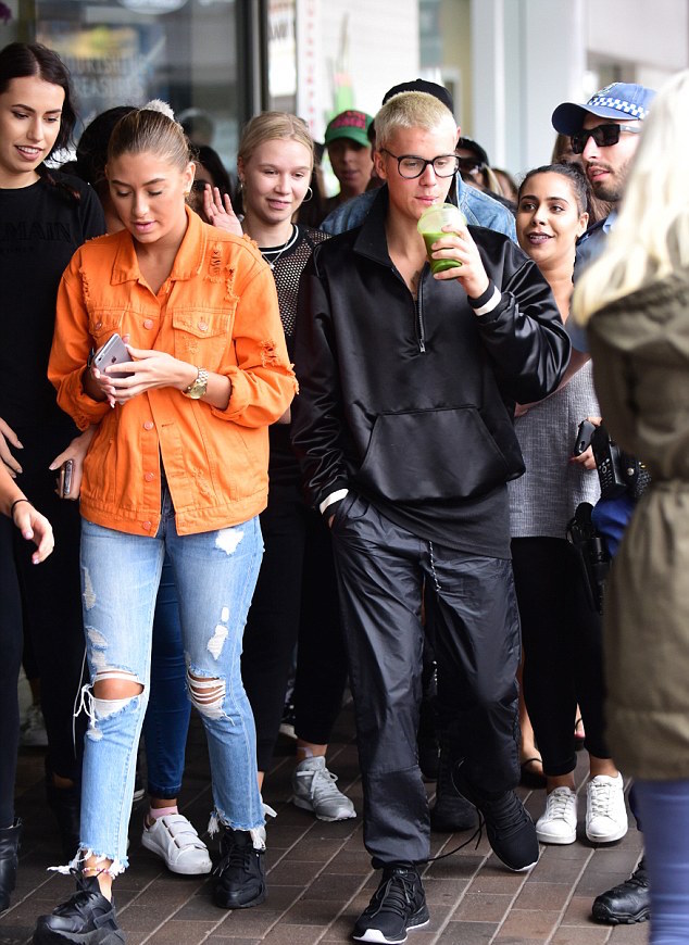 Controlar Distinguir Evaluación SPOTTED: Justin Bieber In Fear Of God Jacket, Adidas Pants and Air Jordan  Sneakers – PAUSE Online | Men's Fashion, Street Style, Fashion News &  Streetwear