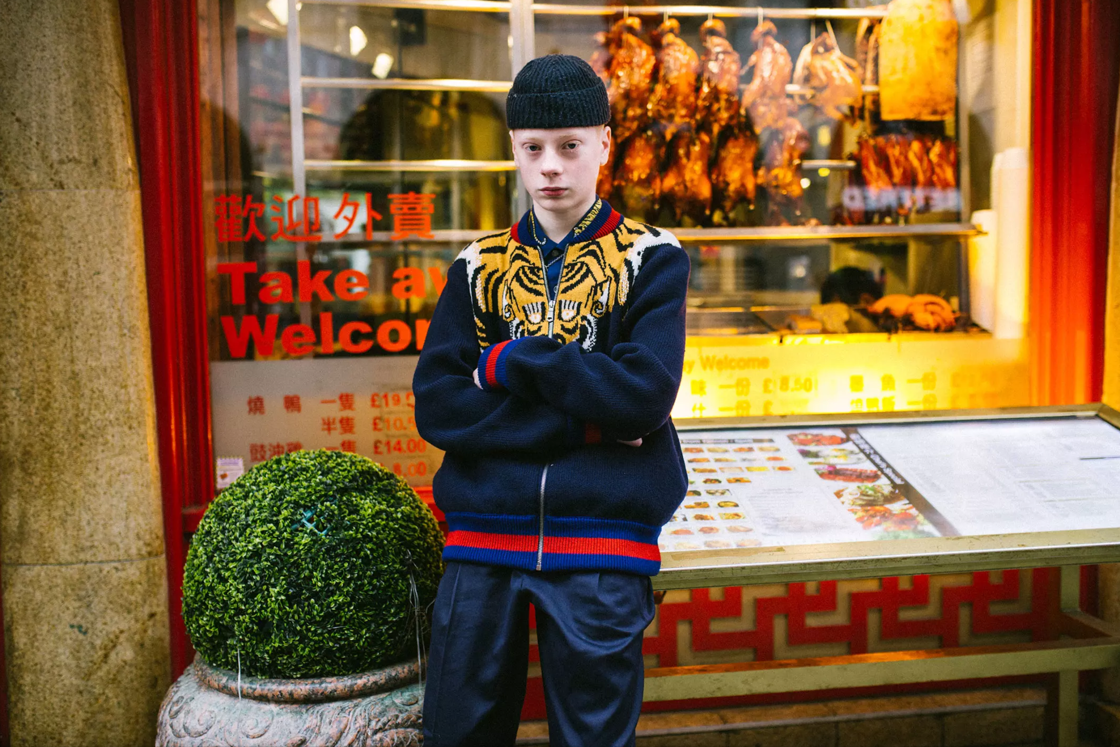 The jumpsuit LOUIS VUITTON x SUPREME of Leo Mandella on his