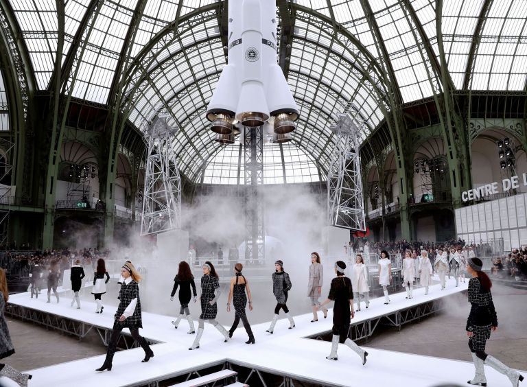 5 of Karl Lagerfelds Most Spectacular Runway Shows  Galerie
