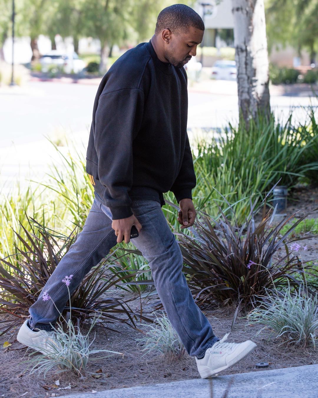 Abreviatura Correlación A rayas SPOTTED: Kanye West Wears Adidas Yeezy Calabasas Powerphase Sneakers –  PAUSE Online | Men's Fashion, Street Style, Fashion News & Streetwear