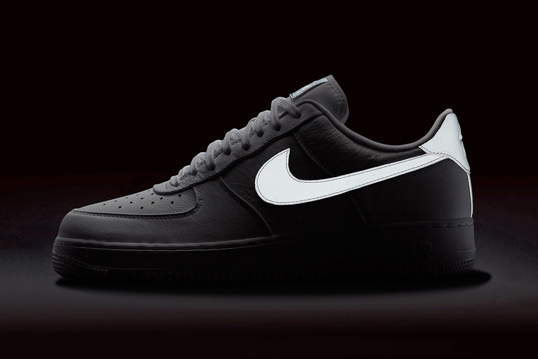 Air force 1 store black with white stripe